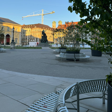 Der Platz wurde mit Rasen begrünt und bewegliche Möbel und Pflanzkübel verbessern die Aufenthaltsqualität.