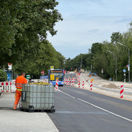 Die Domagkstraße wird rad- und fußgängerfreundlich umgebaut, im Zuge dessen werden auch die Bushaltestellen barrierefrei.