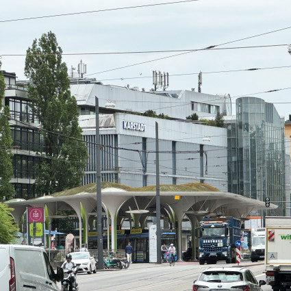 Die "Münchner Freiheit" - als Verkehrsknotenpunkt und Tor nach Altschwabing - ist einer der belebtesten Plätze in München, Ort zum Verweilen und Einkaufen.