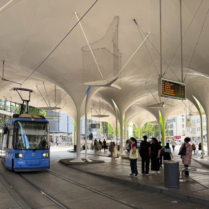 Im Minutentakt kommen und fahren hier Tram-Bahnen und Busse ab, eine Fahrradspur und Fußgängerbereiche gibt es ebenso.