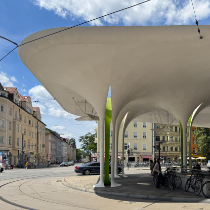 ÖPNV-Haltestelle "Münchner Freiheit" an der Leopoldstraße mit Blick Richtung Herzogstraße