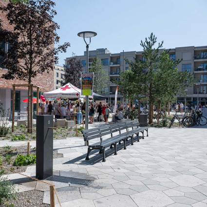 Blick über den neu gestalteten Maria-Nindl-Platz