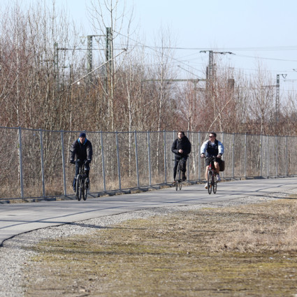 A bicycle path runs along the central railroad axis and connects the neighborhoods.