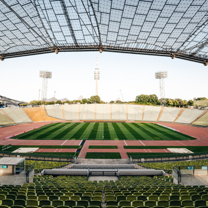 Die Farbe der Sitzschalen ist im historischen Farbkonzept des Olympiaparks festgelegt.
