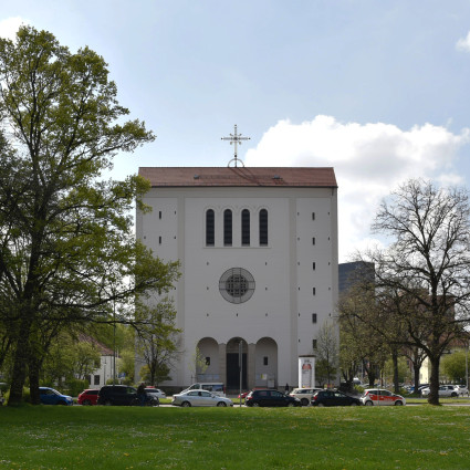 Blick über die Grünfläche auf die Kirche Sankt Pius