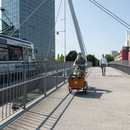 Die Schenkendorfbrücke ist eine wichtige Verbindung für Fußgänger*innen, Radfahrer*innen und die Tram.