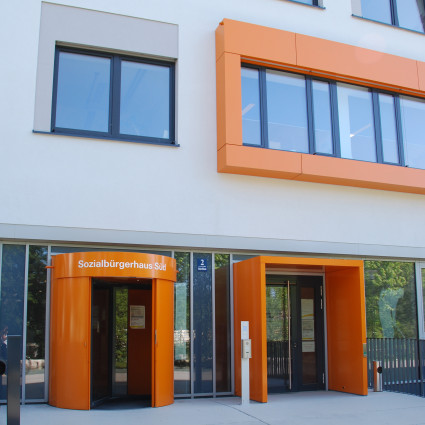 Entrance to the 'Sozialbürgerhaus' in the building 'JQ Orange'