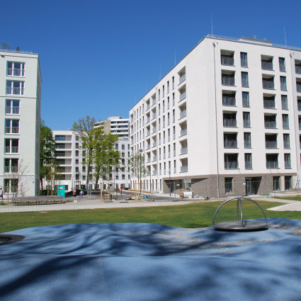 Blick auf das Wohnhaus der „Münchner Wohnen“, rechts im Bild