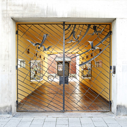 Eingangstor, gestaltet von Herbert Altmann