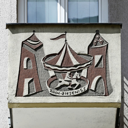 Name des Architekten Fritz Zieseniss auf einem Zierbalkon