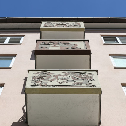 Blick auf die Zierbalkone