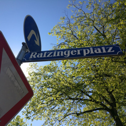 Straßenschild Ratzingerplatz