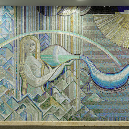 Detail des Mosaiks an der LBK: Eine Nymphe gießt Wasser aus einem Krug ...