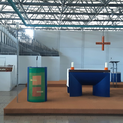 Der Altarraum des Ökumenischen Kirchenzentrums im Olympiapark