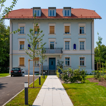 Über neue Wege lässt sich das Gebäude gut erreichen.