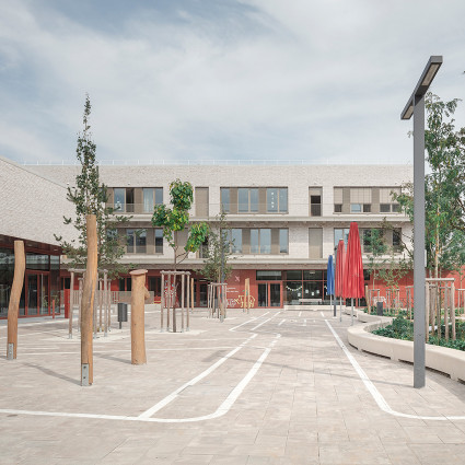 The light-coloured façades made of irregular water-struck bricks characterise the buildings from the outside.