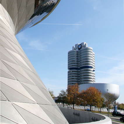 Blick von der BWM-Welt auf BWM-Hochhaus und BMW-Museum