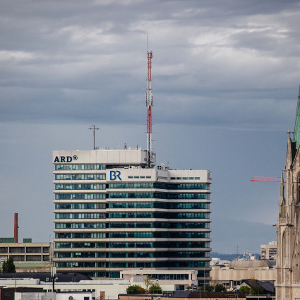 Der Turm steht auf einem dreigeschossigen Sockel.