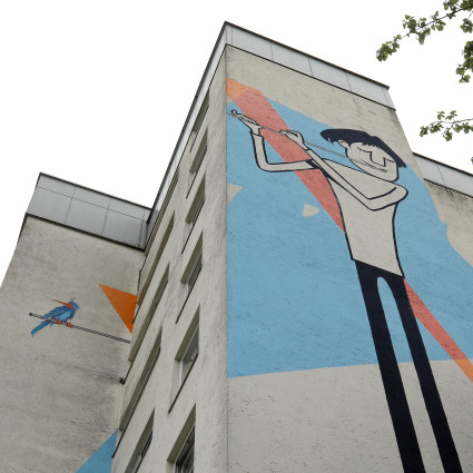 „Der Flötenspieler“ des lokalen Streetart-Kollektivs „Der blaue Vogel“ schaut vom achten Stockwerk hinab.