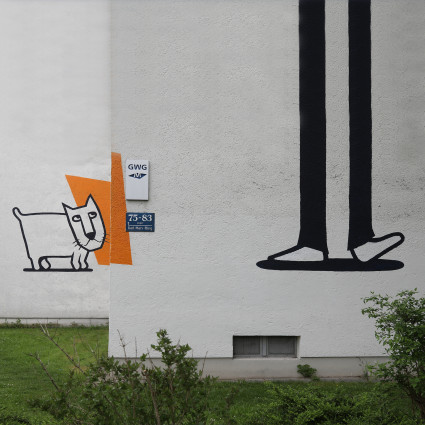 Auf einer weiteren Hauswand scheint eine Katze dem Flötenspiel zu lauschen.