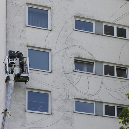 Der italienische Graffitikünstler „Peeta“ bei den ersten Skizzen an der Hauswand.