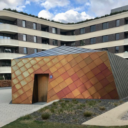 Architektonisches Highlight: Ein Pavillon aus Kupferschindeln von Maisch Wolf Architekten. Es dient derzeit als Bürogebäude.