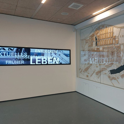 Im Foyer des Stadtbibliothek Riem ist eine interaktive Dauerausstellung zur Messestadt Riem zu sehen.