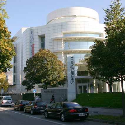 Die weiße, geschwungene Fassade des SiemensForums, 2005