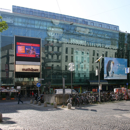 Today, the small "m" stands for the multiplex cinema "mathäser".