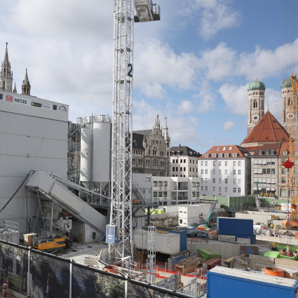 Blick über die Baustelle der zweiten Stammstrecke am Marienhof hin zum Infozentrum und zur Frauenkirche, 2023