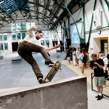 Auf 1.000 Quadratmetern Fläche ist Münchens größter Indoor-Streetpark für Skateboarding und BMX entstanden.
