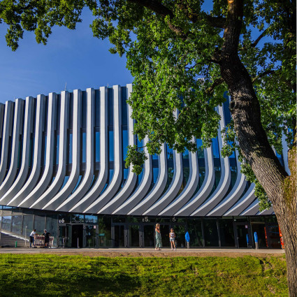 Der Neubau befindet sich auf dem Grundstück des ehemaligen Olympia-Radstadions.