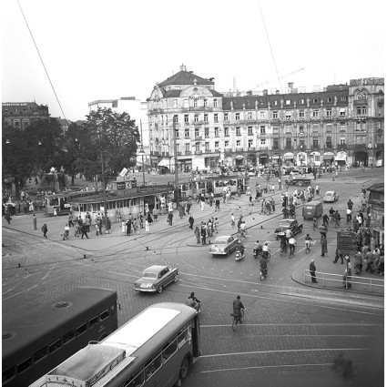 Der Karlsplatz 1955 vor dem Umbau als gut frequentierter Verkehrsknotenpunkt