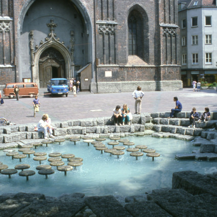 Architekt Bernhard Winkler entwarf auch den Brunnen am Frauenplatz, 1986.