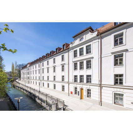 Fassade des ehemaligen Frauengefängnisses am Auer Mühlbach, 2024
