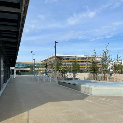 Pausenhof des neuen Gymnasiums München Riem