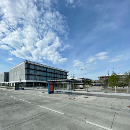 Das 2023 eröffnete Gymnasium München Riem am Westrand der Messestadt Riem