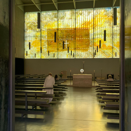 Innenraum von Sankt Florian mit Glasfenstern von Hella Santarossas