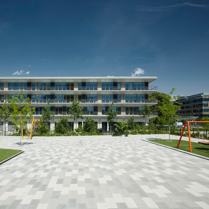 Blick über den Hof auf die neu gebaute Grundschule