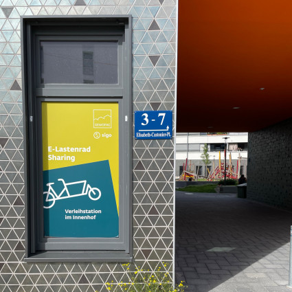 Im EG der „Münchner Wohnen“ Gebäudes befindet sich eine E-Lastenradstation …