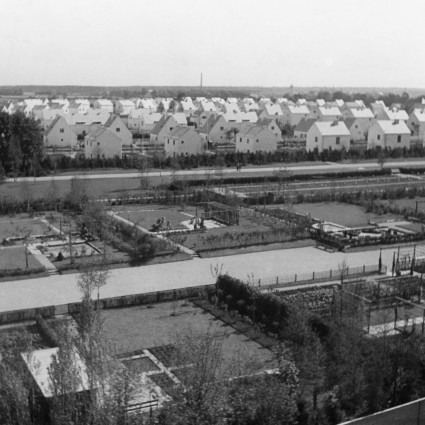 Blick über Gärten zu dem Gelände der Mustersiedlung, 1934
