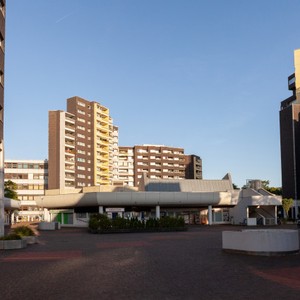 Die Schaufenstergalerie des Marx-Zentrums ist zentral gelegen und wertet den Ort auf.
