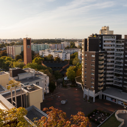 Blick auf das Marx-Zentrum mit dem freistehenden Kirchturm des Kirchenzentrums St. Monika (links), 2019