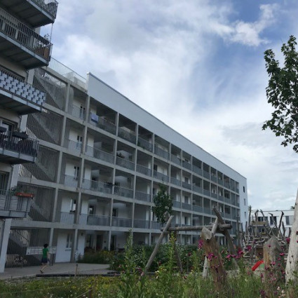 Spielplätze und viele Grünflächen zwischen den Gebäuden machen den Prinz-Eugen-Park zu einem familien- und bienenfreundlichen Quartier.
