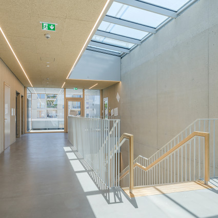 Im ersten Obergeschoss findet sich ein zweigeschossiger, in Holzbauweise ausgeführter Multifunktionssaal mit Bühne und Galerie.