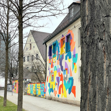 Mit Street Art soll die Neumarkter Straße wieder bunter strahlen. Hier das „Musterhaus“ von Miriam Ganser.