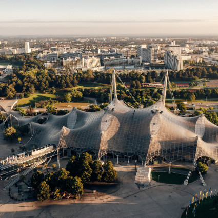Blick auf das spektakuläre Zeltdach der Olympiahalle