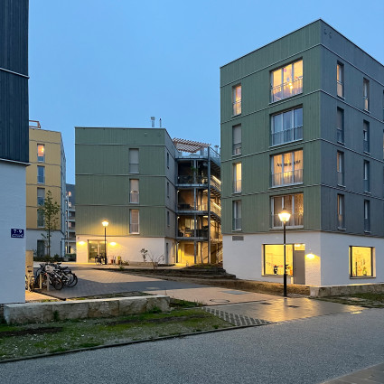 Blick in die Wohnanlage wagnisWEST in den Abendstunden