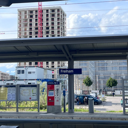 Fußgänger*innen und Radfahrer*innen haben in Freiham ebenso Vorrang wie Bus, Tram, U- und S-Bahn.