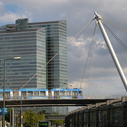 Über die Brücke führt die Tramlinie 23 von der Münchner Freiheit bis zum Domagkpark.